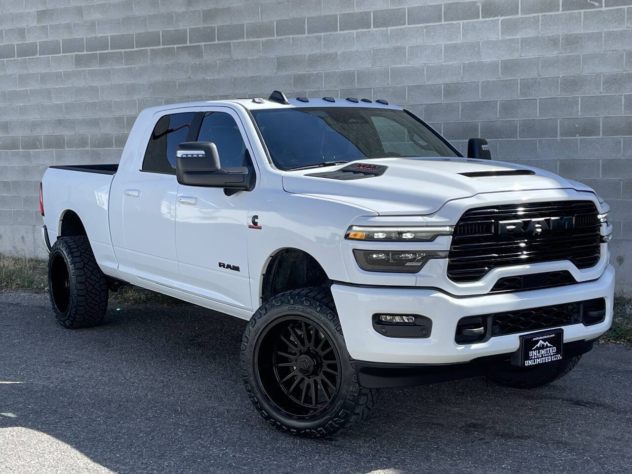 Used 2025 RAM 2500 Laramie w/ Night Edition AWD/4WD image 3