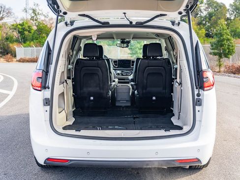 Used 2024 Chrysler Pacifica Touring-L image 14