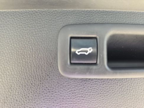 Used 2022 Toyota Highlander XLE AWD/4WD image 16