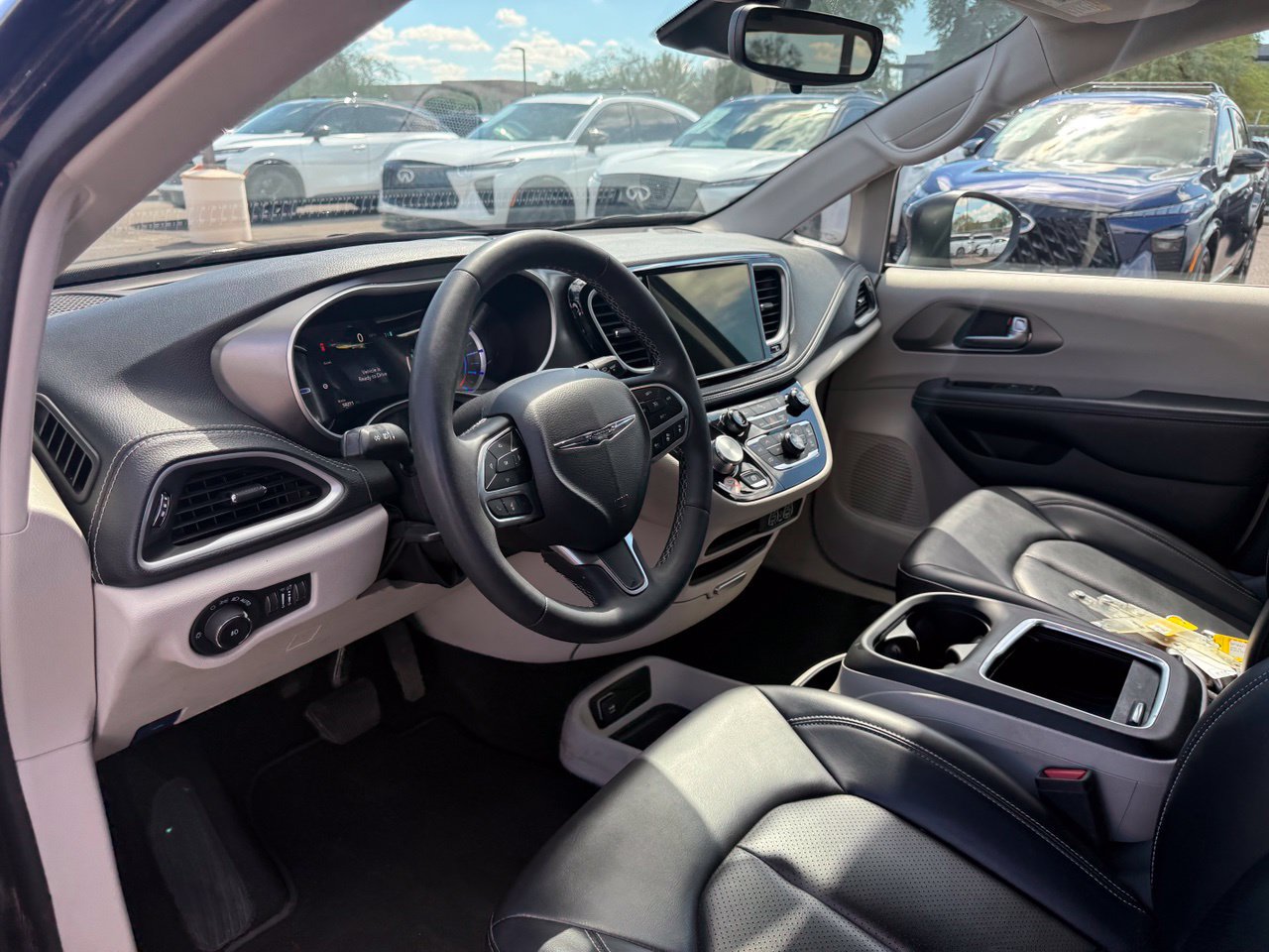 Used 2023 Chrysler Pacifica Touring-L FWD image 15