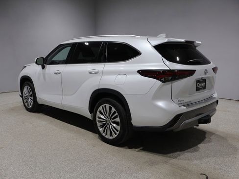 Used 2025 Toyota Highlander Platinum image 5