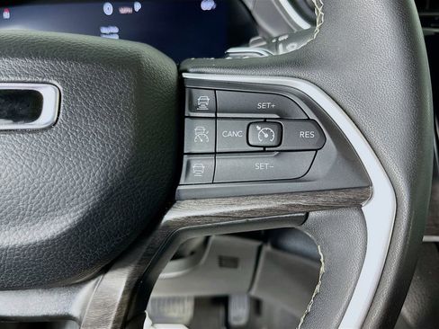 Used 2024 Jeep Grand Cherokee L Limited w/ Luxury Tech Group II image 16