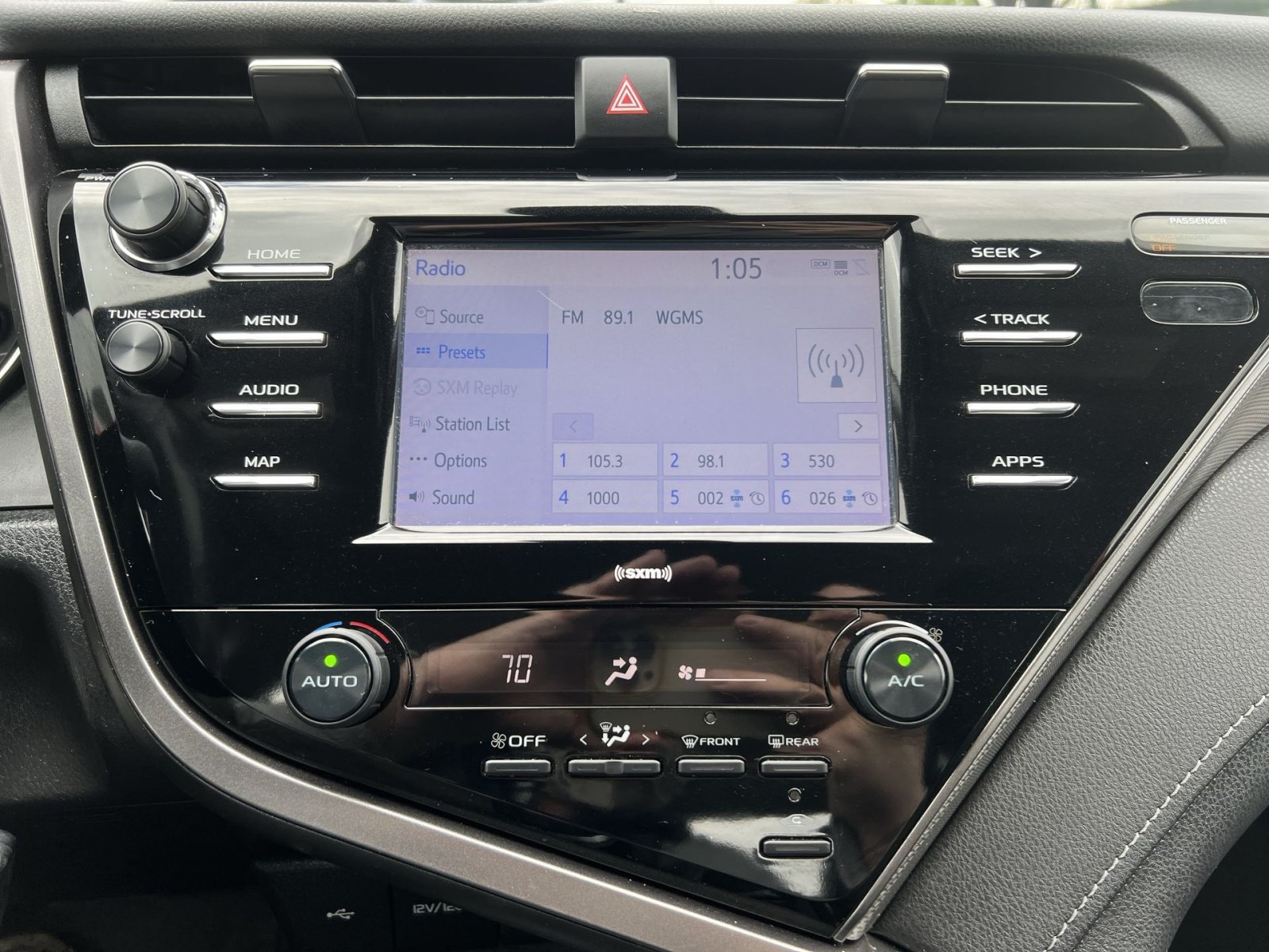 Used 2020 Toyota Camry SE FWD image 18