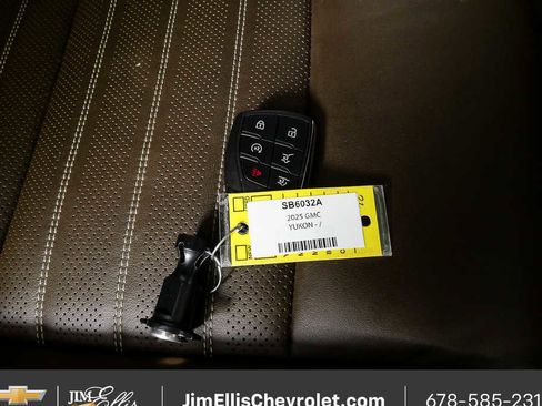 Certified 2025 GMC Yukon XL Denali Ultimate AWD/4WD image 27