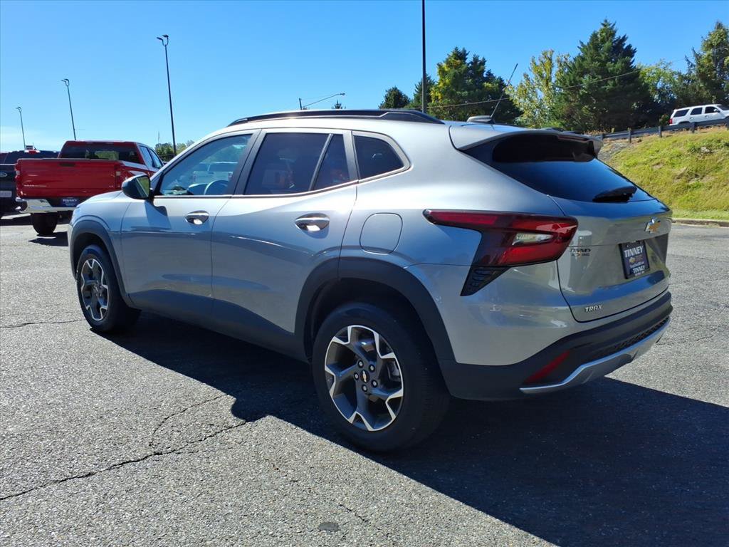 Used 2024 Chevrolet Trax LT FWD image 5