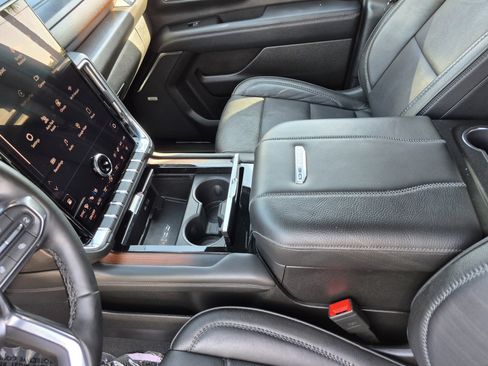 Used 2025 GMC Yukon XL Denali AWD/4WD image 23