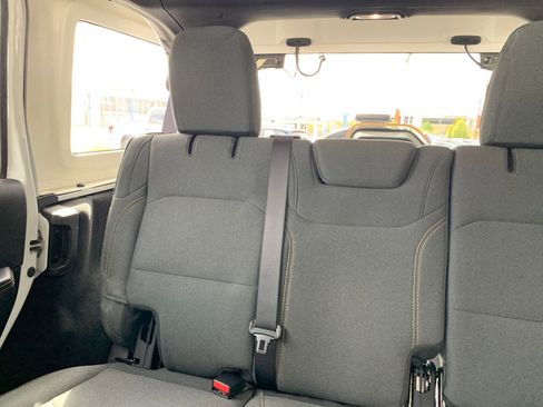 Used 2025 Jeep Wrangler Sahara image 38