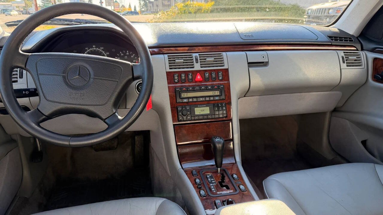 Used 1999 Mercedes-Benz E 320 4MATIC Sedan image 19