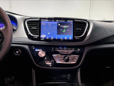 Used 2024 Chrysler Pacifica Limited w/ Uconnect Theater Family Group AWD/4WD image 7