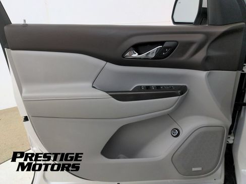 Used 2017 GMC Acadia SLT FWD image 25