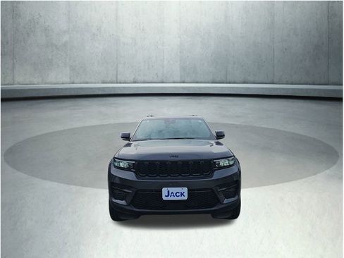 New 2025 Jeep Grand Cherokee Altitude image 12