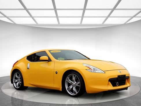 Used 2009 Nissan 370Z Touring w/ Sport Pkg image 3