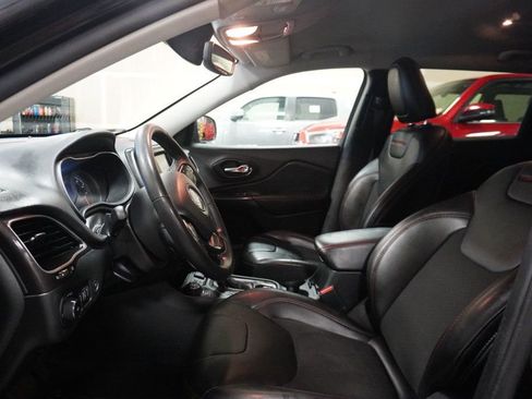 Used 2022 Jeep Cherokee Trailhawk image 8