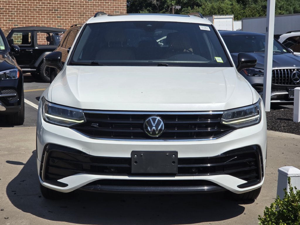Used 2024 Volkswagen Tiguan SE R-Line AWD/4WD image 4