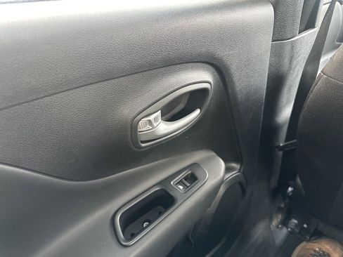 Used 2023 Jeep Renegade Latitude image 32