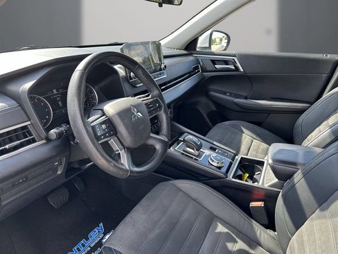 Used 2023 Mitsubishi Outlander SE FWD image 13