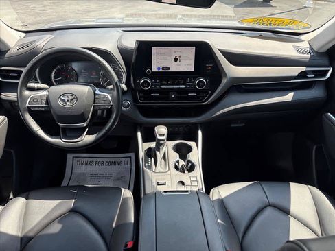 Used 2023 Toyota Highlander XLE FWD image 11