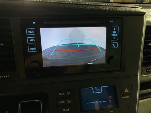 Used 2017 Toyota Sienna XLE w/ XLE Navigation Package image 5