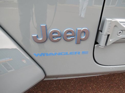 Used 2025 Jeep Wrangler Unlimited Sahara w/ Safety Group image 19