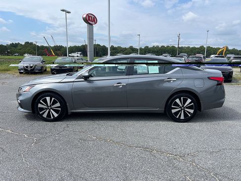 Used 2022 Nissan Altima 2.5 SV FWD image 2