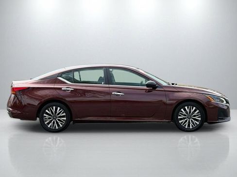 Used 2024 Nissan Altima 2.5 SV FWD image 8