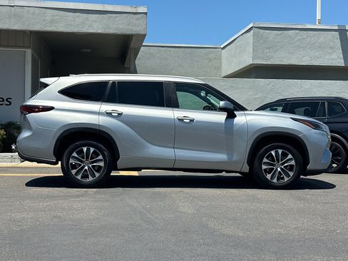 Used 2024 Toyota Highlander XLE FWD image 6