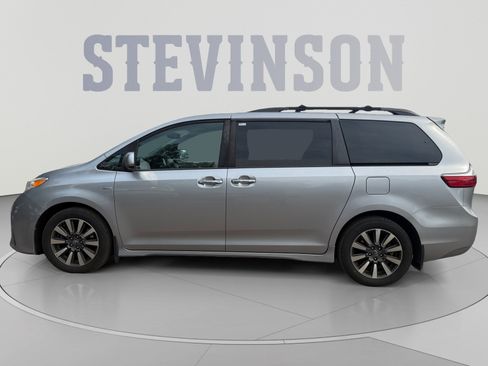 Used 2018 Toyota Sienna XLE w/ XLE Navigation Package AWD/4WD image 2