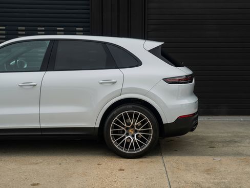 Certified 2022 Porsche Cayenne Platinum Edition image 12