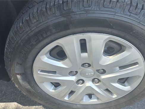 Used 2019 Dodge Journey SE FWD image 9