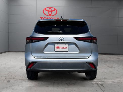 Used 2024 Toyota Highlander LE image 4