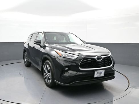 Certified 2020 Toyota Highlander XLE image 3