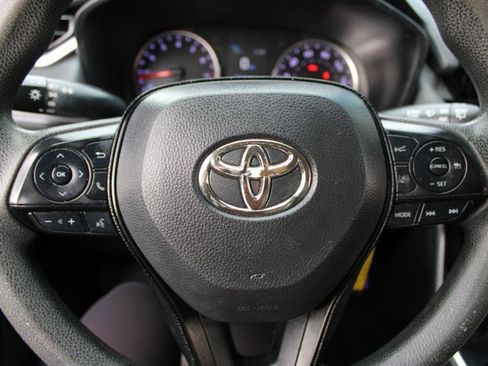 Used 2019 Toyota RAV4 LE FWD image 9