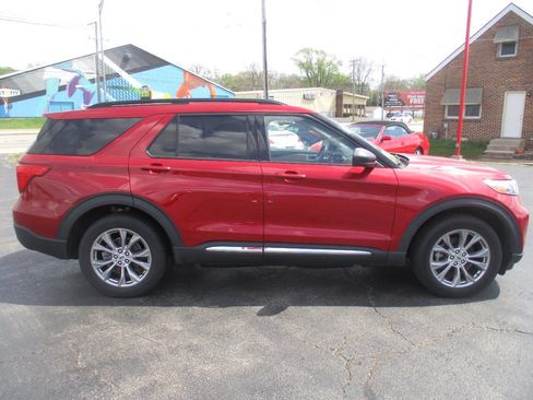 Used 2021 Ford Explorer XLT w/ Equipment Group 202A AWD/4WD image 9