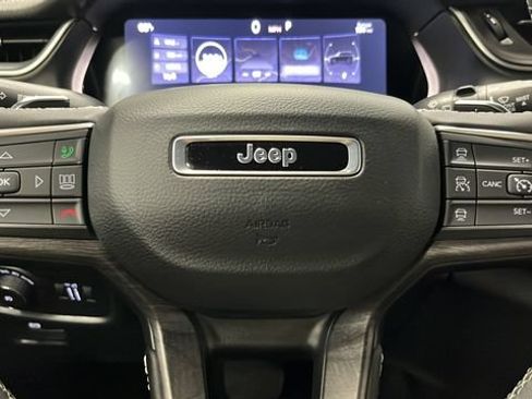Used 2025 Jeep Grand Cherokee Limited AWD/4WD image 15