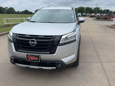 Used 2022 Nissan Pathfinder SL w/ SL Black Package FWD image 4