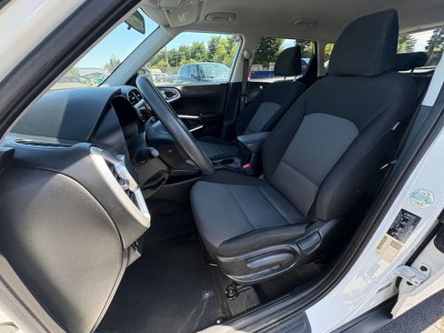 Used 2025 Kia Soul LX w/ LX Technology Package FWD image 34
