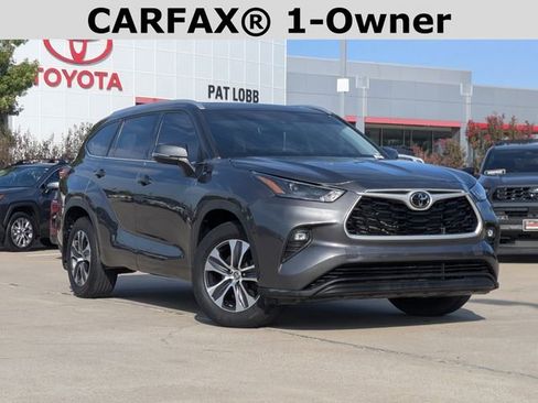 Used 2022 Toyota Highlander XLE image 2