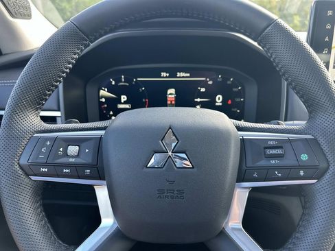Used 2025 Mitsubishi Outlander SE image 30