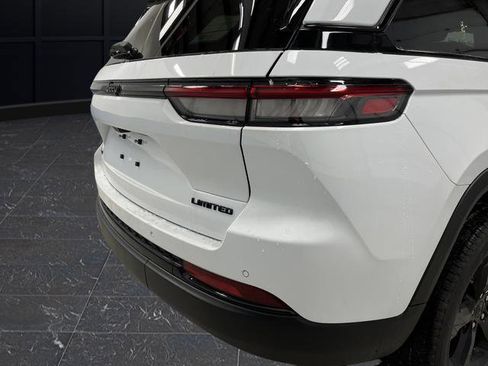 New 2025 Jeep Grand Cherokee Limited w/ Black Appearance Package image 34