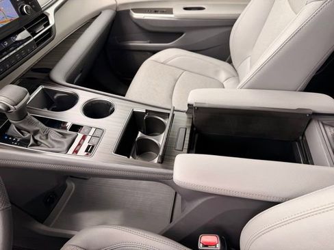Used 2023 Toyota Sienna Limited FWD image 21
