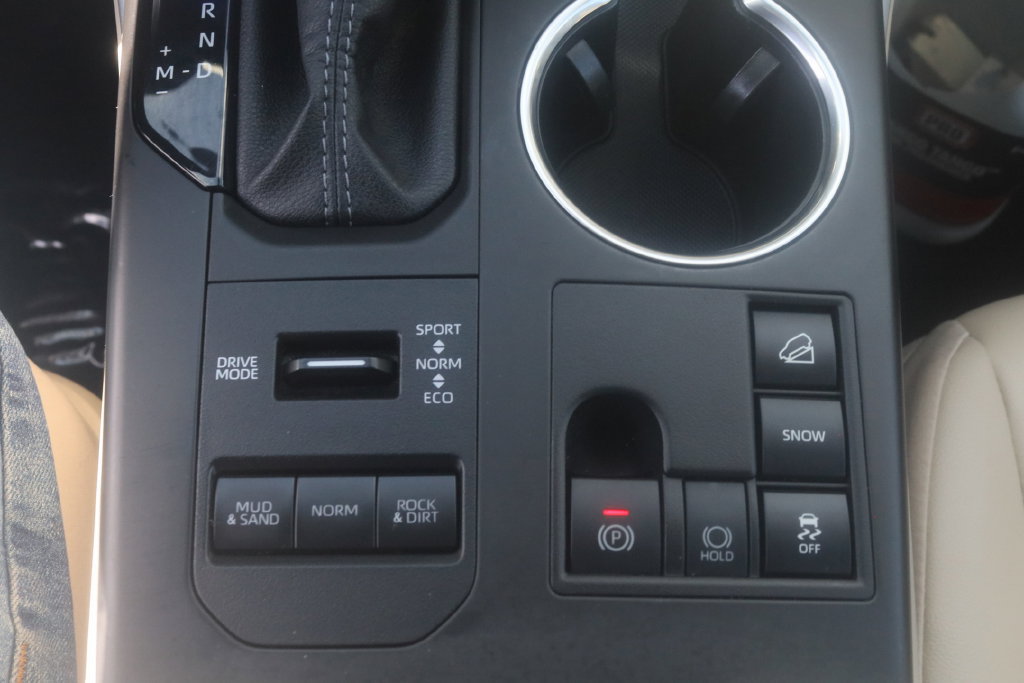 Used 2025 Toyota Highlander XLE AWD/4WD image 14