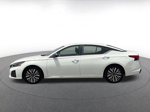 Used 2025 Nissan Altima 2.5 SV FWD image 10