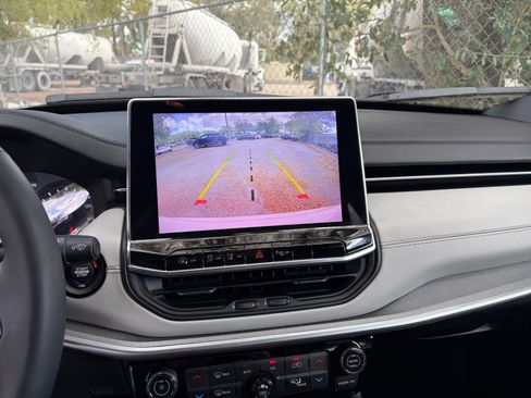 Used 2025 Jeep Compass Limited image 17