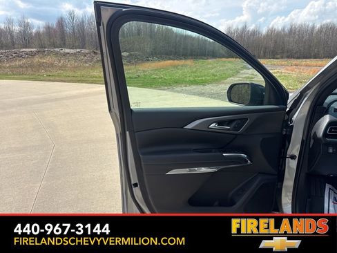 New 2026 Chevrolet Traverse LT w/ Sun and Wheel Package AWD/4WD image 13