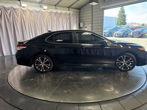 Used 2020 Toyota Camry SE w/ Carpet Mat Package FWD image 4