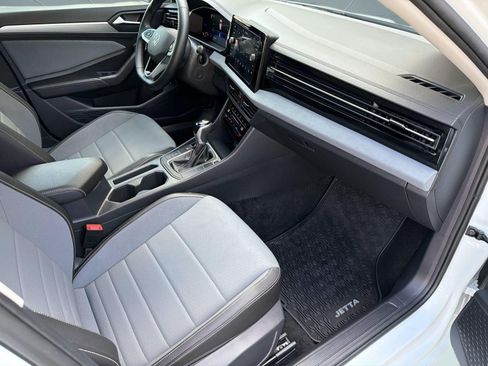 Used 2025 Volkswagen Jetta SE FWD image 23