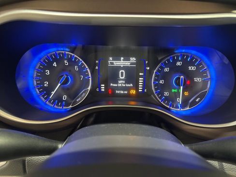 Used 2018 Chrysler Pacifica Touring-L image 17