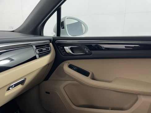 Used 2025 Porsche Macan image 14