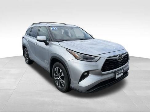Used 2021 Toyota Highlander XLE image 3