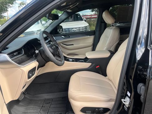 Used 2024 Jeep Grand Cherokee L Limited RWD image 9
